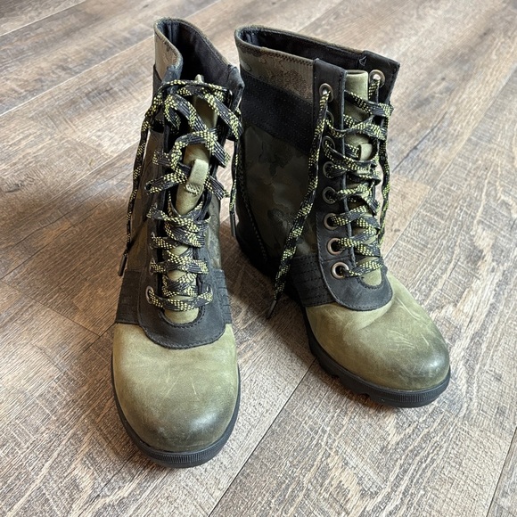 Sorel Green and Black Combat Moto Boots with Lace-Up Design - Picture 3 of 7
